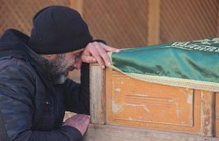 22 yıl sırtında gezdirdiği annesinin bu defa tabutunu...