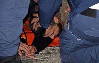 25 metrelik falezden düşen şahsı deniz polisi...