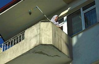 2 yaşındaki çocuk annesini balkonda mahsur bıraktı
