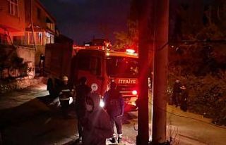 3 katlı evin çatısında çıkan yangın paniğe...