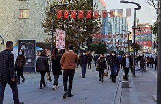 400 kişi ile sınırlandırılan caddede yoğunluk...
