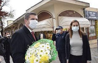 40 gün sonra Belediye’de çiçeklerle karşılandı,...