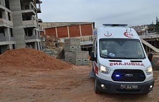 4’üncü kattan yere düşen inşaat işçisi ağır...