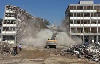 50 yıllık valilik binası böyle yıkıldı