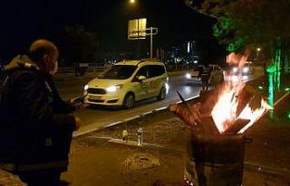56 saatlik kısıtlamada Polisler varillerle ısınmaya...