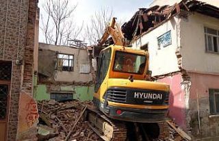 81 metruk bina yıkıldı