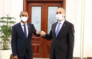 Adalet Bakanı Gül, Somalili mevkidaşı ile bir...