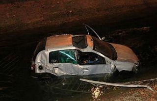 Adana’da otomobil sulama kanalına düştü: 2 yaralı