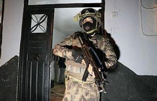 Adana’da şafak vakti uyuşturucu satıcılarına...