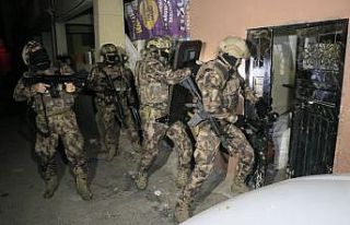 Adana’da uyuşturucu satıcılarına şafak operasyonu