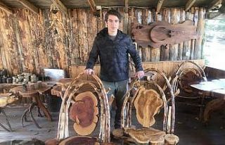 Ağaç kütüklerini sanat eserine çeviriyor