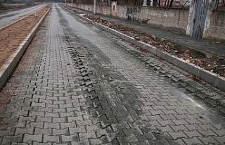 Ağır tonajlı araçlar yeni yapılan yolu çökertti
