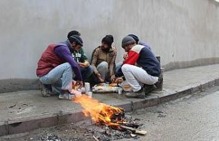 Ağrı’da belediye çalışanları soğuk havalara...