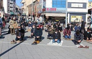 Ağrı’da cemaat cuma namazını camii avlusunda...