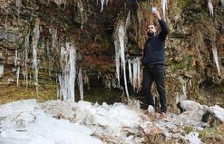 Ağrı’da donmaya başlayan şelale ortaya renkli...