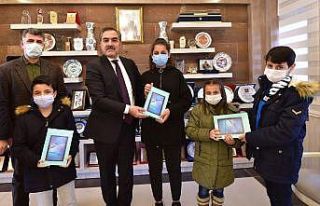 Ahlat Belediyesinden öğrencilere bilgisayar ve tablet...