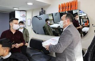 Akhisar Belediyesi’nden berber ve kuaförlere malzeme...