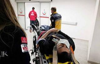 Aksaray’da kamyonet ile otomobil çarpıştı: 2...