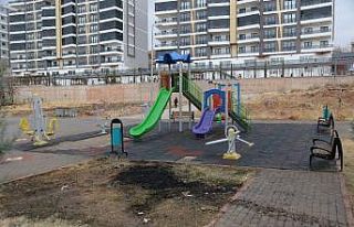 Aksaray’da oyun parkının zeminlerini sökerek...