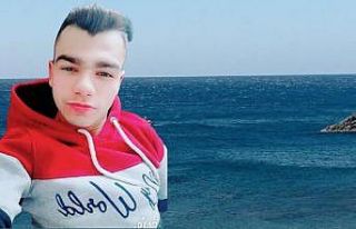 Alabora olan bottaki genci arama çalışmaları sürüyor