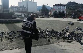 Alaçam’da aç kalan kuşlara polisler yem verdi