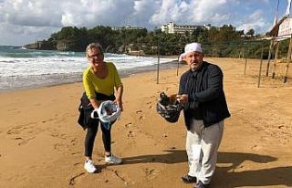 Alanya’da temiz çevre isteyen evli çift, plajda...