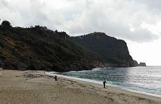 Alanya’da yağmur sonrası defineciler plajlara...