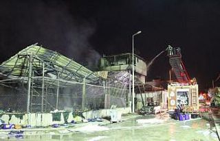Alevlerin ardından deterjan fabrikası harabeye döndü