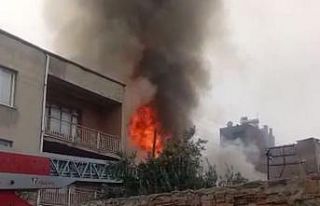 Alevlerin içinden yaşlı adamı çekip kurtardı