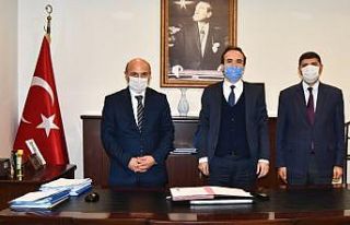 Altınova Belediyesi’nden öğrencilere 150 tablet