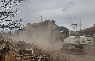 Altıntaş’ta  metruk binalar yıkılıyor