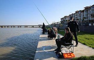 Amatör balıkçılara sosyal mesafe çemberi