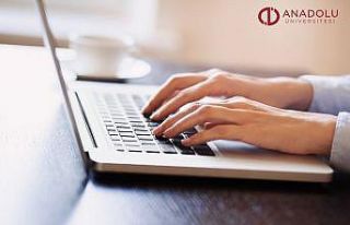 Anadolu Üniversitesi kitlesel çevrim içi sınavda...