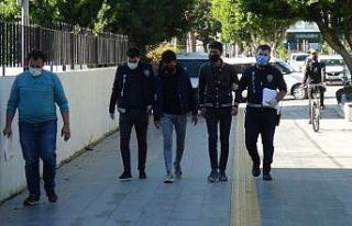 Anahtarını teslim etmedikleri eski iş yerini soydular