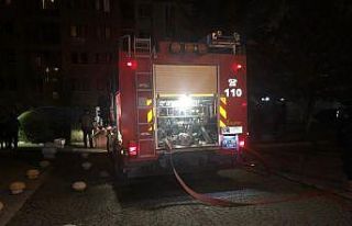 Ankara’da kapalı otoparkta yanan otomobil paniğe...