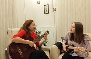 Anne kızın canlı performansları sosyal medyada...