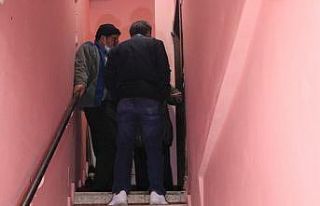 Anne ve babasını rehin aldı, oturdukları evi ateşe...