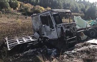 Antalya-Isparta yolunda devrilen sebze yüklü tır...