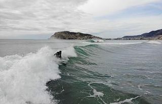 Antalya’da dev dalgalarda sörf keyfi