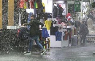 Antalya’da esnafın sağanak yağmurda mal kurtarma...