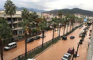 Antalya’da kısa süren şiddetli yağış sele...