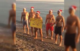Antalya’da Norveçliler, 2021’i denize girerek...