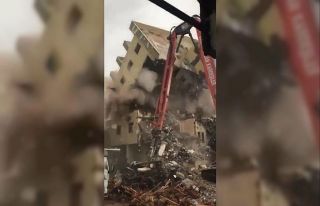 Antalya’da yıkımı yapılan binanın iş makinesi...