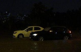 Antalya’da yollar göle döndü, sürücüler araçlarında...