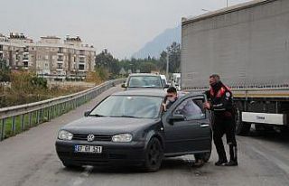 Antalya’da yunus polisinden yolda kalan sürücüye...