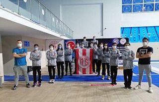 Antalyaspor yüzücüleri rekora doymuyor