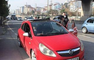 Aracını bağlatmamak için cam filmini elleriyle...