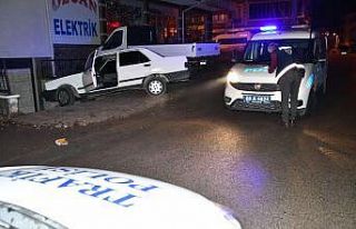 Araçla polisten kaçan maskesiz gençler alkollü...