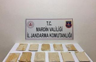 Araçtan atıp dönüp geri aldıkları paketten 6...