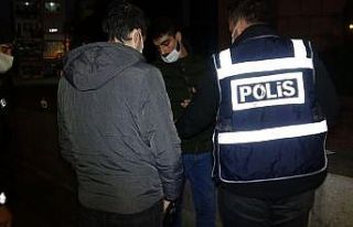 Aranma kaydı bulunan genç, polise adres sorunca...